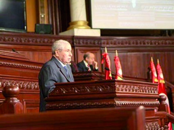الجزائر تشيد بالمصادقة على دستور تونس الجديد