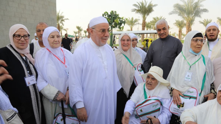 بلمهدي يزور حاجّين جزائريين بمستشفيين بالمدينة المنورة
