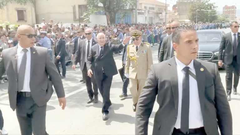 الرئيس تبون يحظى باستقبال شعبي حاشد في تيزي وزو