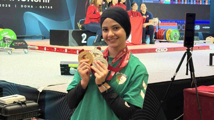 بداري يهنّئ الطالبة البطلة نادية كاتبي