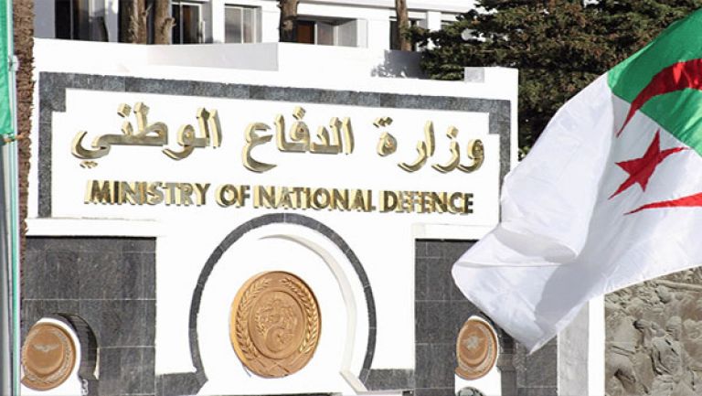 وزارة الدفاع الوطني تفند تنحية وتوقيف عدد من إطارات الجيش
