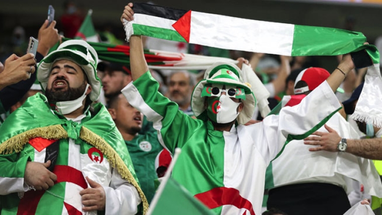 مناصرون يتزاحمون لاقتناء تذاكر مرافقة المحاربين