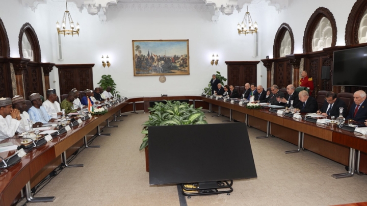 رئيس الجمهورية يخص الرئيس النيجري باستقبال رسمي