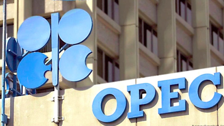 تراجع المخزون الأمريكي ينعش أسعار النّفط