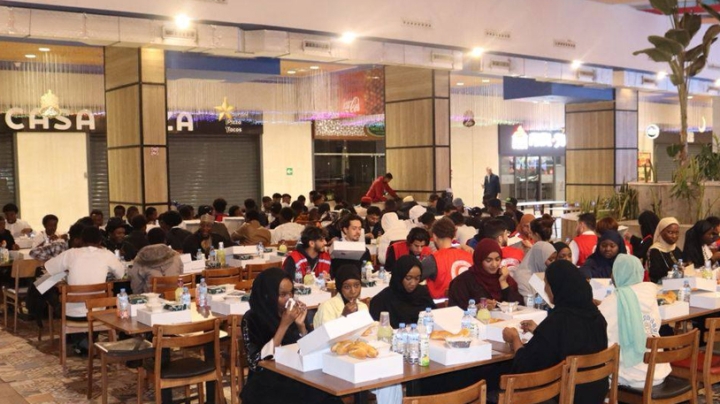 إفطار جماعي للطلبة الأجانب.. تبرع بالدم وموائد للمسافرين