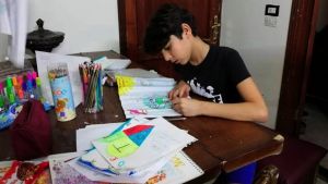 طفل يبيع رسوماته لشراء كمامات