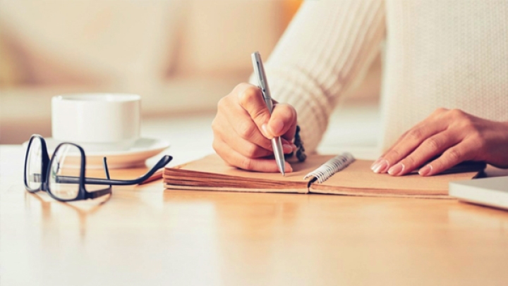 مراجعة نقدية في الخطاب واللغة وتمثيل السلطة