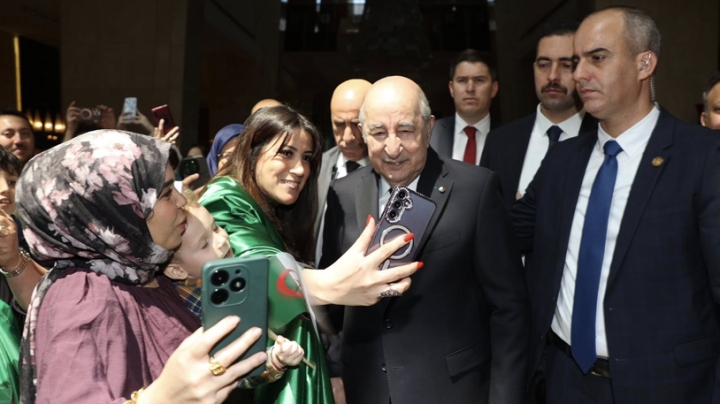 "يحيا عمي تبون".. "وتحيا الجزائر المنتصرة" تملأ فضاء أنقرة