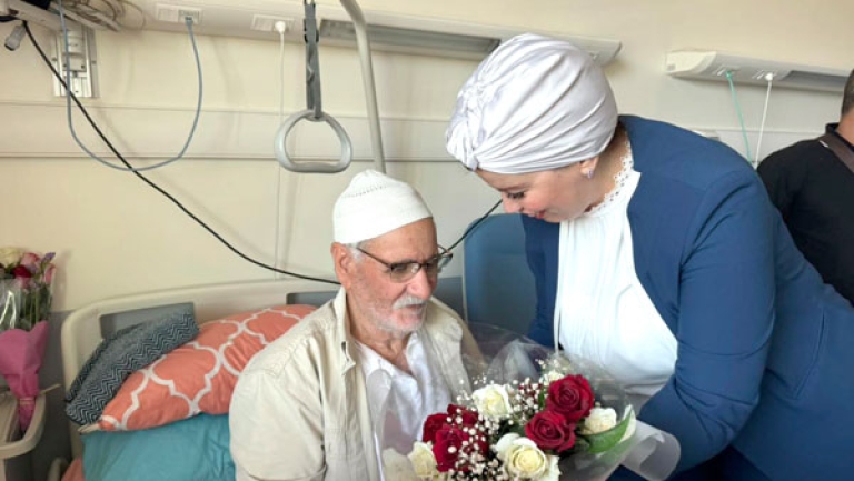 وزيرة الثقافة تزور عبد الحميد بوزاهر بالمستشفى