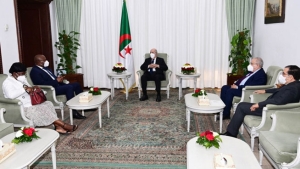 رئيس الجمهورية السيد عبد المجيد تبون-وزير الشؤون الخارجية والتعاون للتنمية لجمهورية بورندي السيد ألبيرت شينجيرو