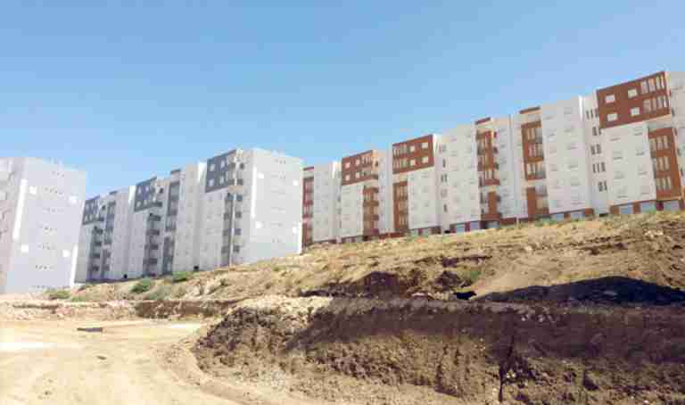 الوالي يهدد بفسخ عقود مشروع 3 آلاف سكن اجتماعي