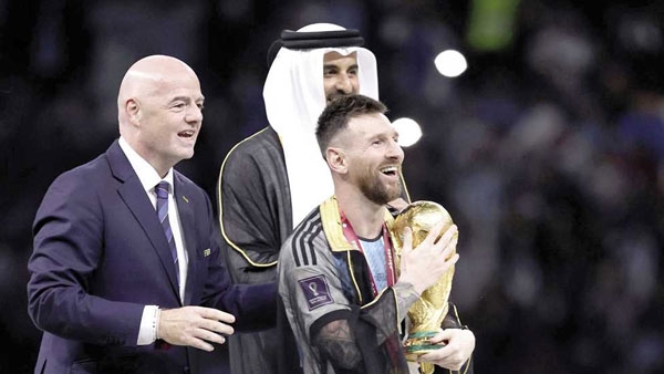 رأوا "البشت" وعميت عيونهم عن "السومبريرو"!