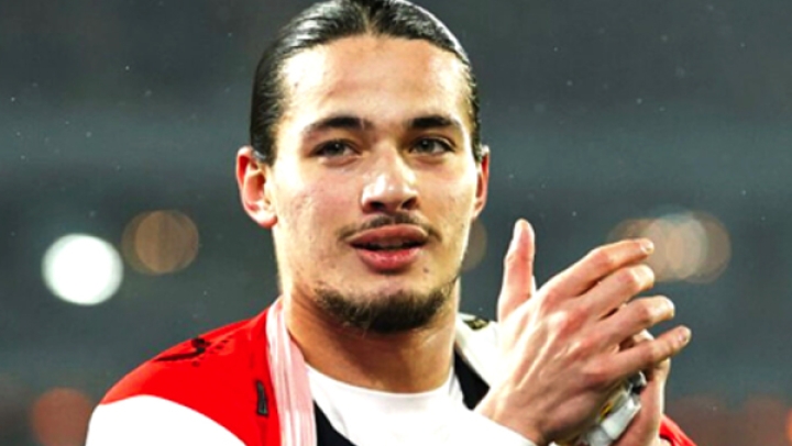 حاج موسى يتألّق أوروبيّاً وفان بيرسي ينتقده بقوّة