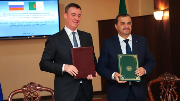 التوقيع على محضر الدورة واتفاقيات في عدة مجالات