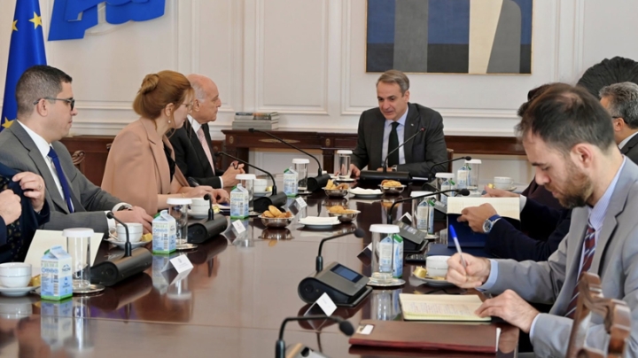 عطاف يستقبل من طرف رئيس الوزراء اليوناني