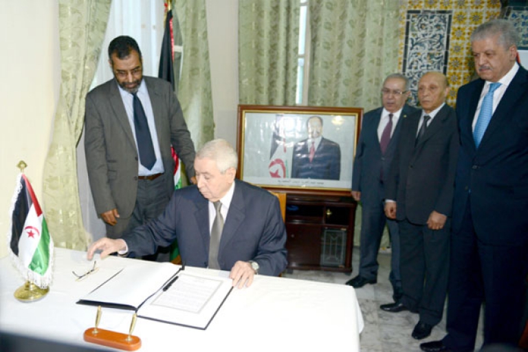 بن صالح يوقّع على سجل التّعازي