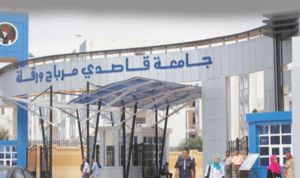 متطوعون يوزّعون المياه الباردة على طلبة الجامعة