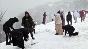 تساقط الثلوج بأعالي جبال الشريعة يستقطب الجزائريين والأجانب