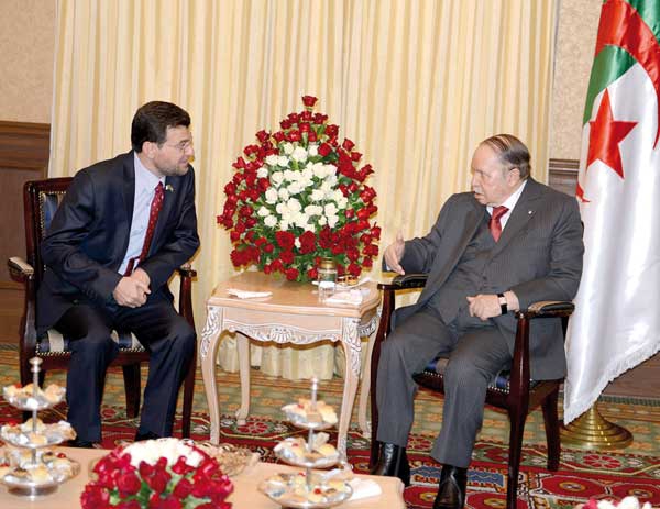 الرئيس بوتفليقة يستقبل سفراء فلسطين، السودان، مالي وهولندا