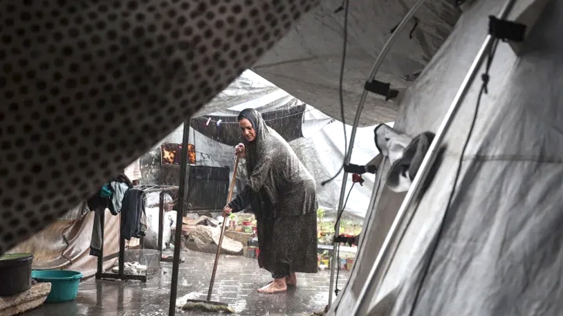 غزة تواجه منخفضا جويا يعمّق جراح الإبادة الصهيونية