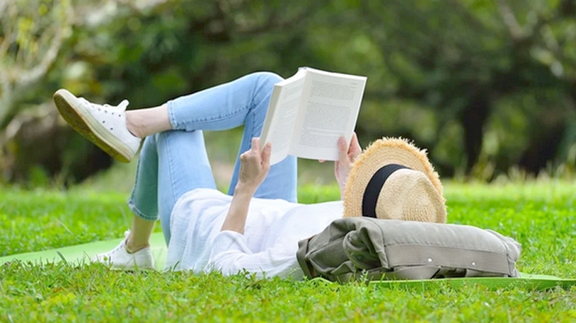 القراءة بين ظلال أمس وشواطئ اليوم